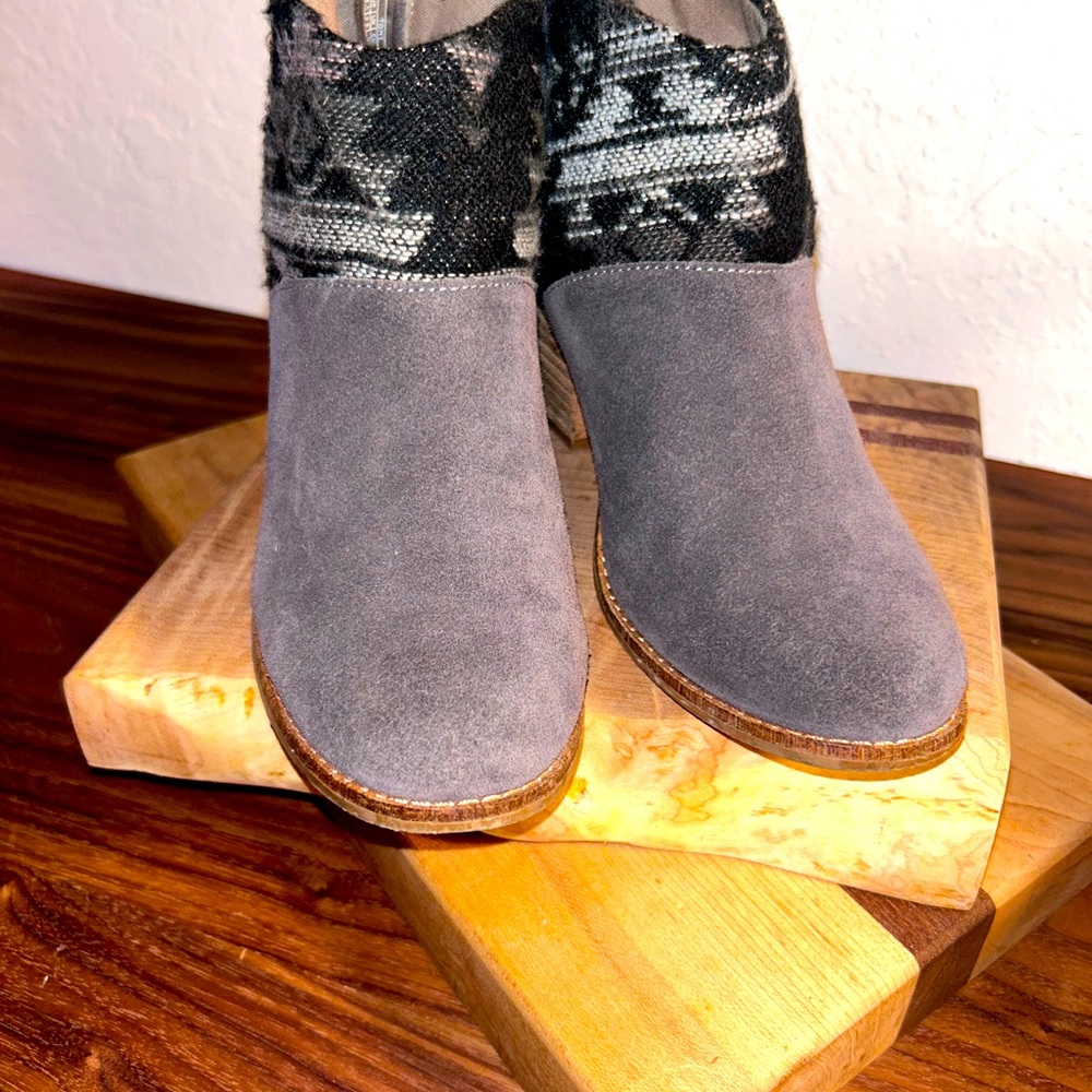 Toms Boots Size 5.5 Grey Seude & Knit Geometic Southwest Booties - Picture 2 of 4